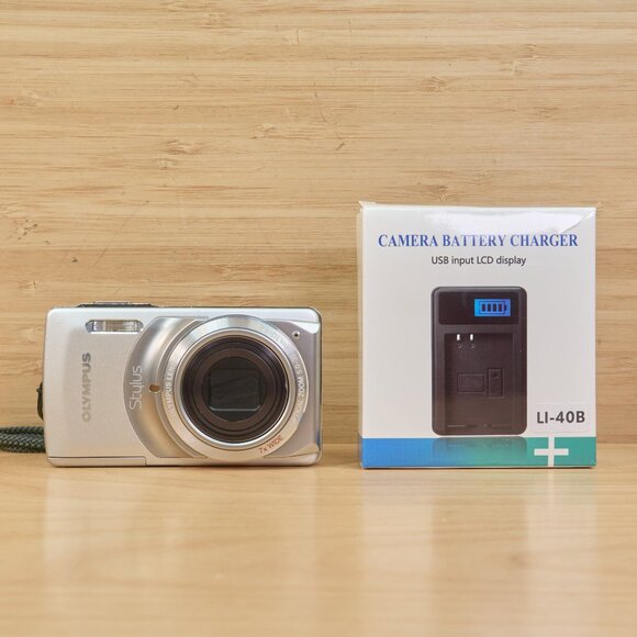 Olympus Stylus 7010 / 12MP Digital Camera / 7x Optical Zoom / Tested & Working - Picture 2 of 12